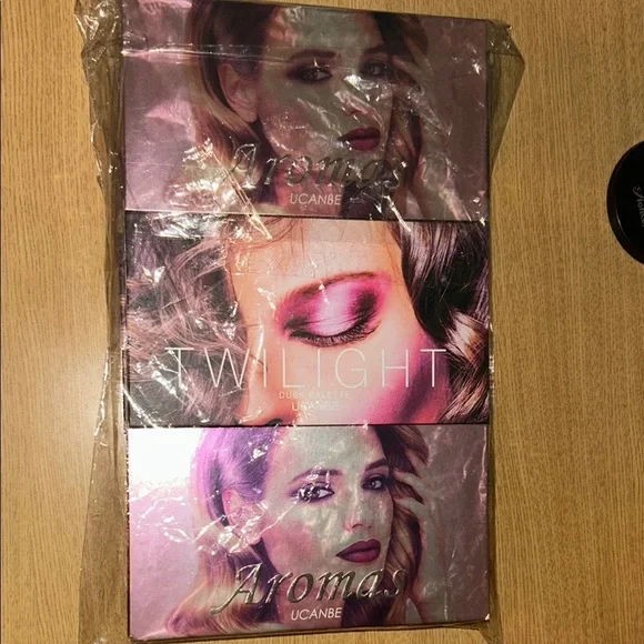 Aromas Twilight Eyeshadow Palette - Pink and Purple - Picture 1 of 5